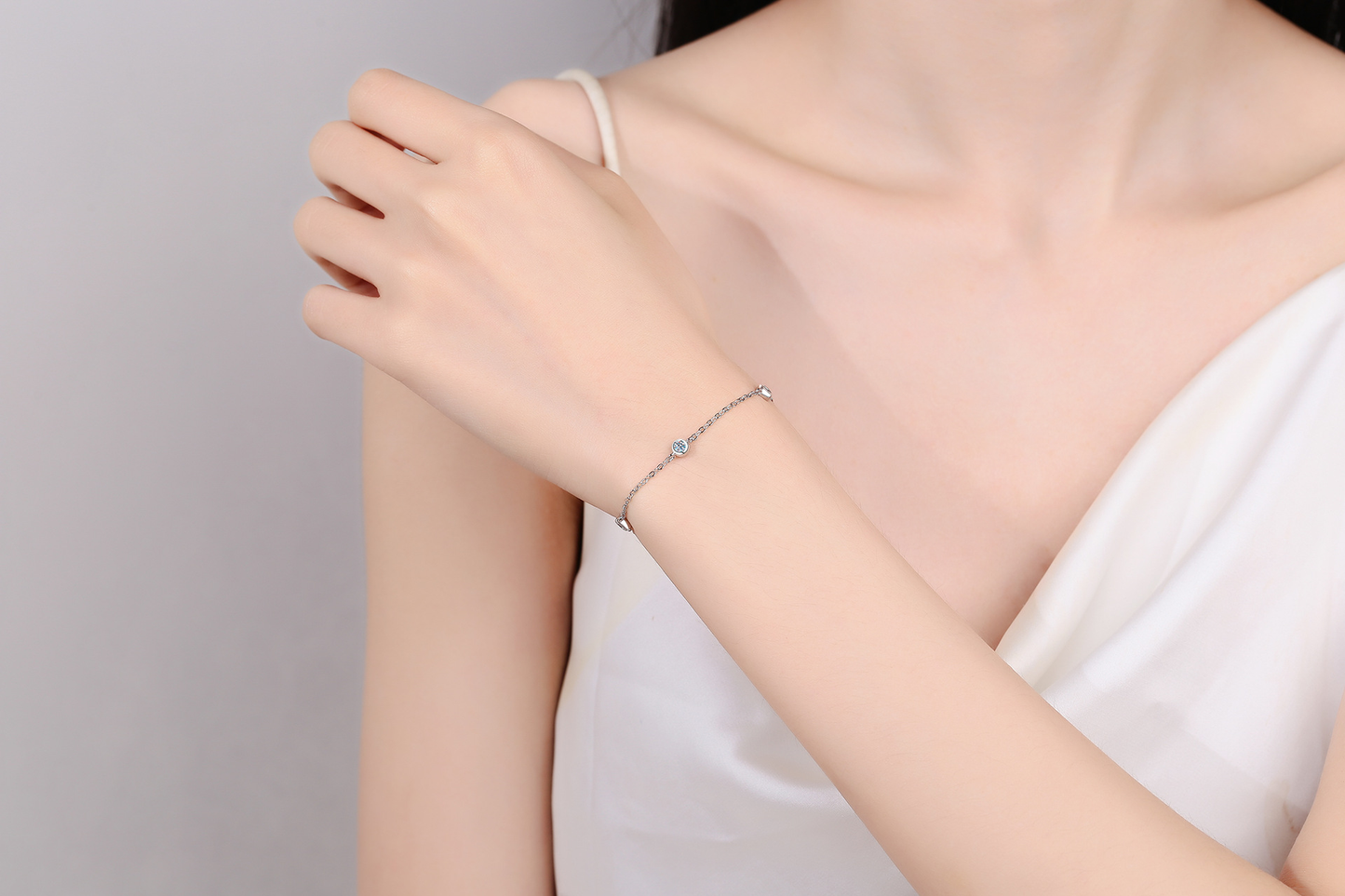 Pulsera de moissanita bañada en oro blanco y plata de ley 925 para mujeres y niñas.