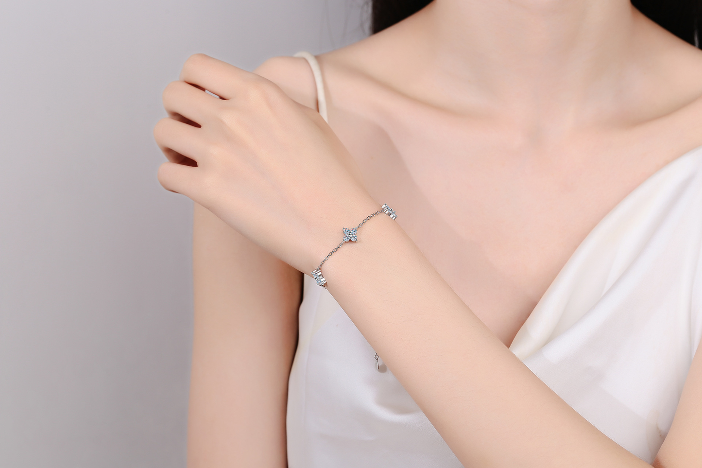 Pulsera de plata de ley 925 con moissanita y trébol de cuatro hojas chapada en PT950 con cadena de extensión para mujeres y niñas.