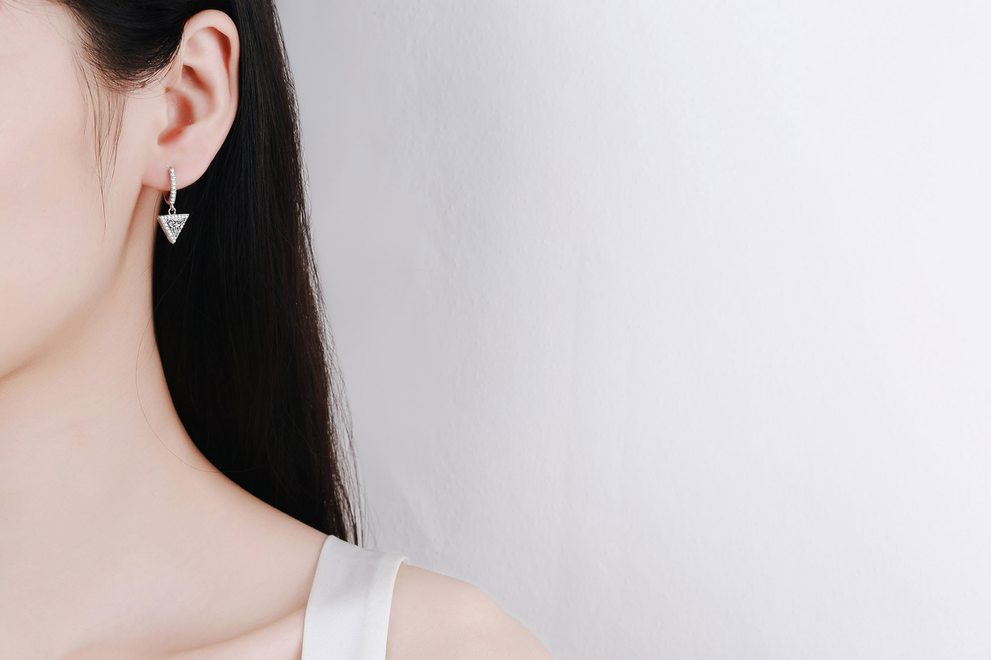Pendientes colgantes con halo triangular de moissanita en plata de ley 925