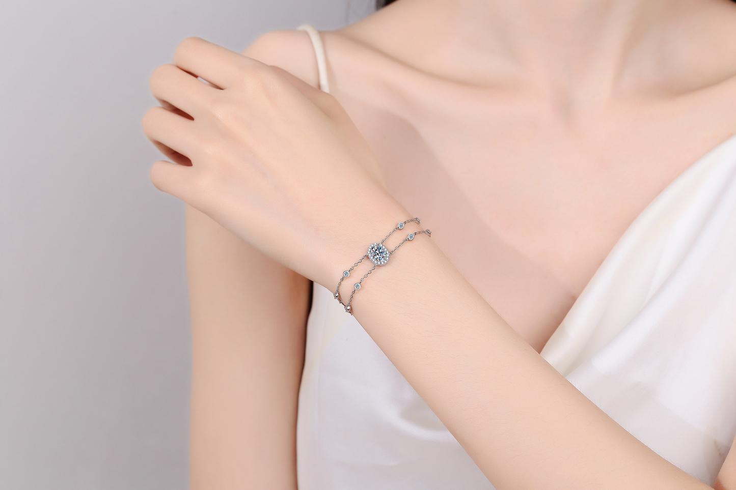 Pulsera de moissanita ovalada de dos capas en plata de ley 925 con cadena de extensión para mujer y niña.