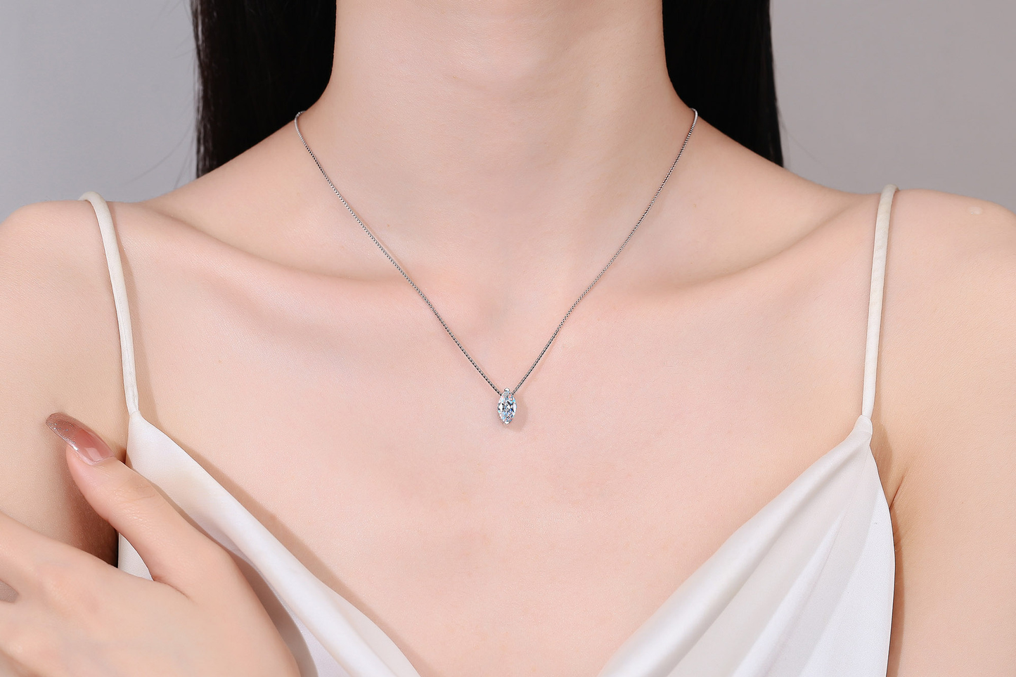 Collar de moissanita marquesa con cadena de caja en plata de ley 925