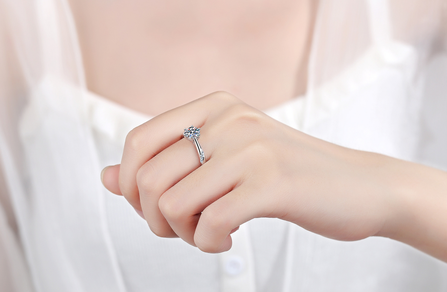 Anillo de compromiso clásico de moissanita en plata de ley 925