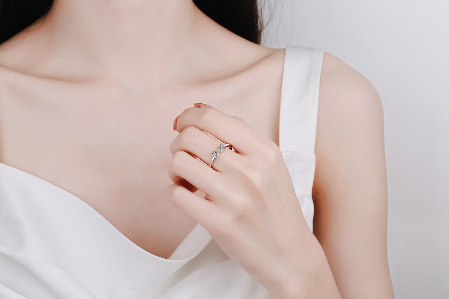 Anillo de lazo con dos corazones de moissanita en plata de ley 925