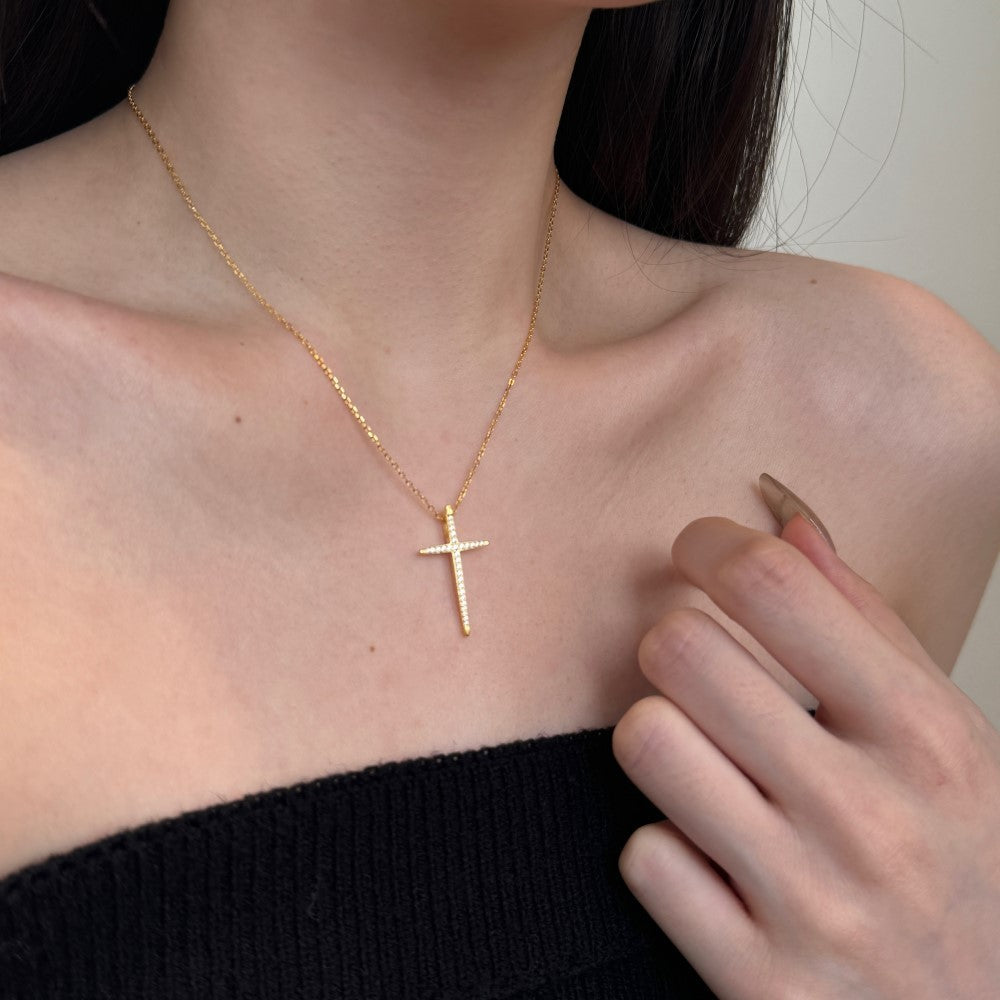 Collar con colgante de cruz de plata de ley 925