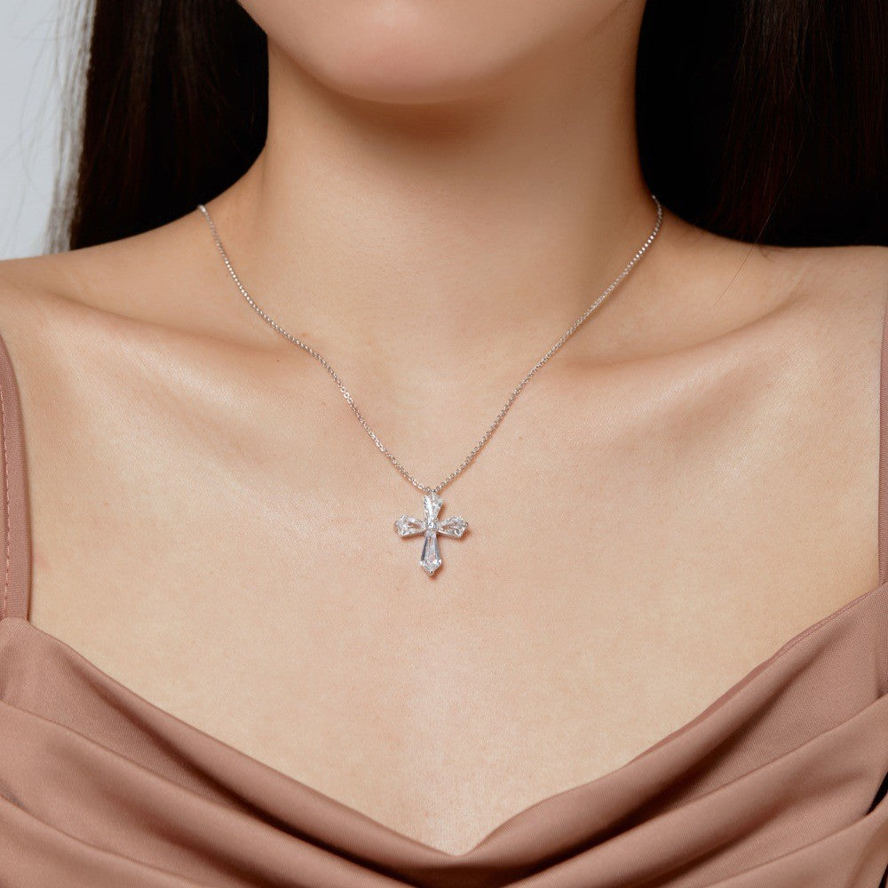 Collar con colgante de cruz de plata de ley 925