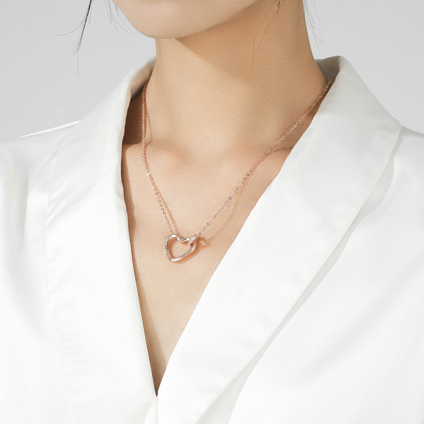 Timeless Heart Necklace for Women – Elegant Minimalist Luxury Jewelry, Symbol of Eternal Love
