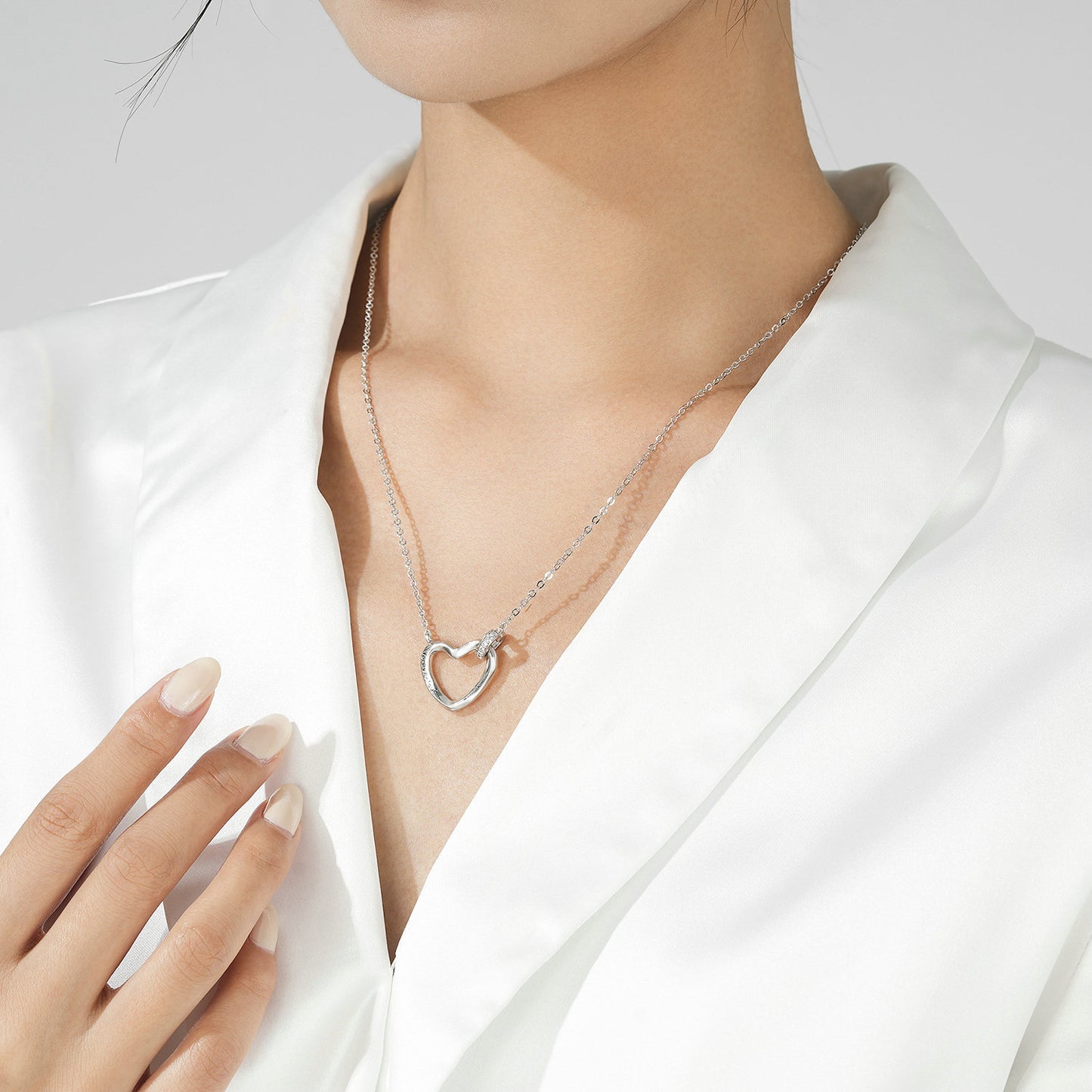 Timeless Heart Necklace for Women – Elegant Minimalist Luxury Jewelry, Symbol of Eternal Love